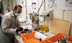 Un employé du groupe automobile PSA assemble les pièces d'un respirateur médical, le 15 avril 2020 à l'usine de Poissy, au nord-ouest de Paris