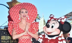 Minnie Mouse (d) et la chanteuse Katy Perry sur Hollywood Boulevard, en Californie, le 22 janvier 2018