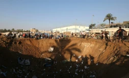 Des Palestiniens déplacés regardent un immense cratère à la suite d'une frappe aérienne israélienne qui a visé l'entrepôt de fournitures médicales de l'hôpital d'Al-Aqsa, à Deir al-Balah, dans le centre de la bande de Gaza, le 1er août 2026
