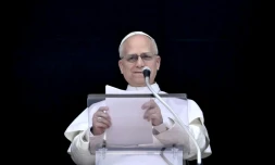 Le pape LĂ©on XIV s'adresse Ă la foule depuis la fenĂȘtre du palais apostolique donnant sur la place Saint-Pierre, lors de la priĂšre du Regina Caeli au Vatican, le 12 avril 2026