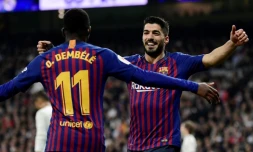 L'attaquant du FC Barcelone Luis Suarez, buteur contre le Real Madrid, remercie son passeur Ousmane Dembélé, en demi-finale retour de Coupe de Roi, le 27 février 2019 au stade Bernabeu