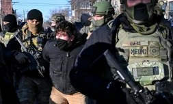 Un homme arrêté par les forces de l'ordre à Minneapolis, le 24 janvier 2026