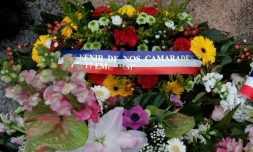 Une couronne de fleurs est placée au pied d'un mémorial dédié aux parachutistes français abattus en 2012 par Mohamed Merah, le 15 mars 2017 à Montauban