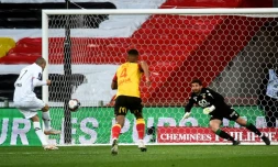 Burak Yilmaz ouvre le score sur penalty et lance Lille vers un succÚs décisif contre Lens au stade Bollaert, le 7 mai 2021
