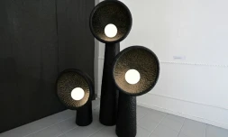 Des lampes "Soniah" (tournesol en ukrainien) de la designer Victoria Yakusha exposées durant le "Fuorisalone" à Milan, le 9 juin 2022 