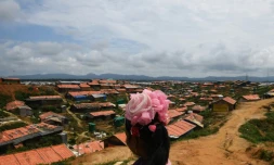 Une jeune rohingya contemple le camp de réfugiés de Balukhali près de Cox's Bazar, au Bangladesh, le 23 août 2018