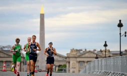 Des concurrentes du test event des JO-2024, un para-triathlon transformé en duathlon en raison de la qualité de l'eau de la Seine, le 19 août 2023 à Paris