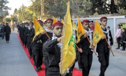 Des combattants chiites du Hezbollah lors d'une parade militaire à Baalbek, le 13 novembre 2021 au Liban