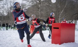 Des joueurs lancent des boules de neige lors d'une partie de "yukigassen" à Sobetsu, sur l'ßle septentrionale japonaise d'Hokkaido, le 21 février 2026