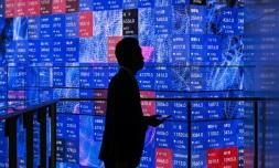 Une personne attend devant un panneau électronique à la Bourse de Tokyo, le 5 novembre 2025