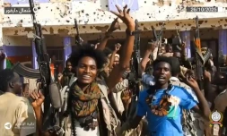 Capture d'écran d'une vidéo diffusée le 26 octobre 2025 sur le compte Telegram des Forces de soutien rapide (FSR), montre des paramilitaires brandissant des armes et célébrant dans les rues d'El-Facher, au Darfour dans l'ouest du Soudan