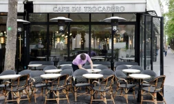 Un employé du "Café du Trocadéro" à Paris prépare la terrasse le 11 mai 2021