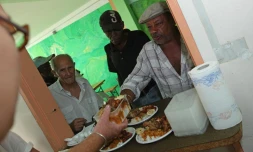 Dimanche 27 novembre 2010

Distribution de repas pour les sans-abris à Saint-Denis

(Photo Marie Trouvé)
