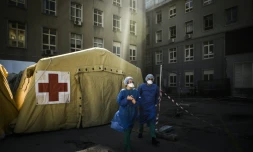 Des tentes de "triage" des malades du Covid-19 devant l'hĂŽpital Santa Maria de Lisbonne, 2 Avril 2020 au Portugal