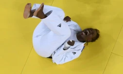 La joie de la judokate Emilie Endéol sacrée chez les +78 kg devant la Cubaine Idalys Ortiz, le 12 août 2016 aux Jeux de Rio