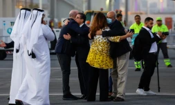 Les citoyens américains Siamak Namazi (avec lunettes) et Morad Tahbaz sont accueillis à leur arrivée à l'aéroport international de Doha, le 18 septembre 2023