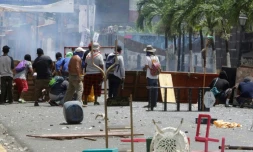 Des manifestants s'abritent derrière des barricades de fortune lors de heurts avec les forces de police, le 2 juin 2018 à Monimbo, près de Masaya, à 40 km de Managua, au Nicaragua
