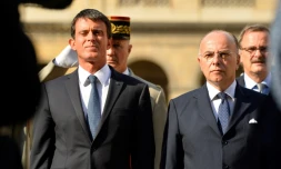 Le Premier ministre Manuel Valls et le minstre de l'Intérieur Bernard Cazeneuve lors d'une cérémonie aux Invalides le 30 août 2016 à Paris