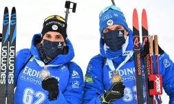 Les Français Simon Desthieux (g, argent) et Emilien Jacquelin (bronze), posent avec leurs médailles aprÚs le 10 km sprint des Championnats du monde de biathlon, le 12 février 2021 à Pikljuka (Slovénie)