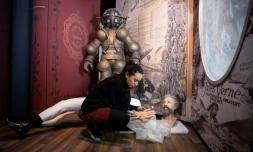 Des employés du musée Grévin à Paris préparent la statue de cire de Jules Verne, le 5 janvier 2019