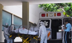 Un patient contaminé par le coronavirus arrive à l'hÎpital Siglo XXI, le 6 mai 2020 à Mexico