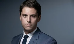 Le Premier ministre français Gabriel Attal pose dans son bureau à Paris, le 23 septembre 2020