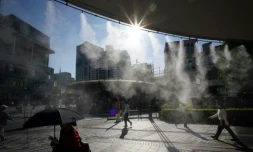 Une brume d'eau rafraîchissante dans une rue de Tokyo par une chaude journée, le 19 juin 2025 au Jaon
