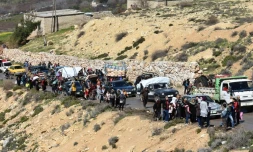 Des civils fuyant la ville d'Afrine en Syrie le 16 mars 2018 pour échapper aux bombardements de l'armée turque et de ses supplétifs syriens.