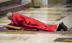 Le pape François prosterné en prière sur le sol avant de présider l?office de la Passion en la basilique Saint-Pierre lors du Vendredi saint, le 10 avril 2020 au Vatican 