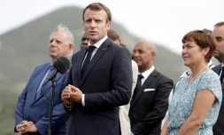 Le président français Emmanuel Macron (c) sur l'île antillaise de Saint-Martin, le 29 septembre 2018.