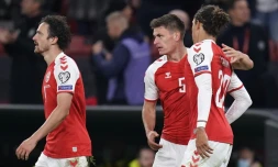 Joakim Maehle (au centre) célèbre avec ses coéquipiers son but qui qualifie le Danemark pour le Mondial qatari, le 12 octobre 2021 à Copenhague 