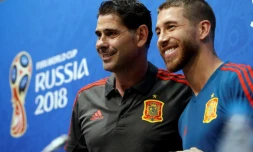 Le nouveau sélectionneur espagnol Fernando Hierro (g) et le capitaine Sergio Ramos en conférence de presse, le 14 juin 2018 à Sotchi