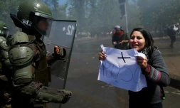 Affrontements entre manifestants et policiers anti-émeutes à Santiago, le 20 octobre 2019