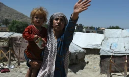 Une Afghane et sa fille dans un camp de réfugiés à Kaboul, le 20 juin 2016