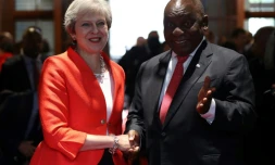 La Première ministre Theresa May est saluée par le président sud-africain Cyril Ramaphosa au Cap le 28 août 2018, première étape d'une tournée de la dirigeante britannique en Afrique.
