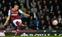 Le milieu français de West Ham Dimitri Payet dégage le ballon face à Manchester United en quarts de la Coupe d'Angleterre, le 13 avril 2016 à Londres  
