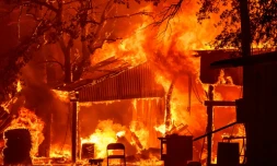Une maison dévorée par les flammes du "Park Fire" à Paynes Creeks, en Californie le 26 juillet 2024