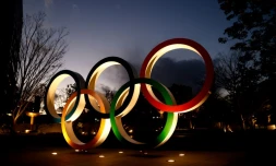 Les anneaux olympiques près du Stade national, le principal site des Jeux olympiques et paralympiques de Tokyo, le 8 janvier 2021
