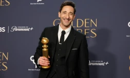L'acteur américain Adrien Brody avec son Golden Globe du meilleur acteur pour le film "The Brutalist", remis le 5 janvier 2025 à Los Angeles