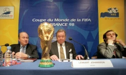 Michel Platini, alors coprésident du Mondial-1998, avec Lennart Johannson (UEFA) et Sepp Blatter (Fifa), le 2 décembre 1997 à Marseille à 2 jours du tirage au sort