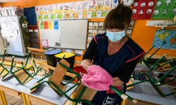 Désinfection d'une salle de classe de la maternelle Sarah Bernhardt à Montpellier, le 6 mai 2020