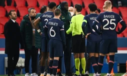 L'attaquant d'Istanbul Basaksehir Demba Ba (au centre) en discussion avec l'arbitre du match PSG-Basaksehir à Paris après une interruption en raison de propos supposés racistes du 4e arbitre, le 8 décembre 2020
