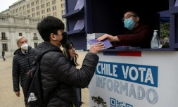 Un Chilien reçoit une copie de la proposition de nouvelle constitution, le 31 août 2022 à Santiago du Chili