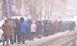 Des personnes font la queue sous la neige pour faire des tests Covid-19 Ă Harbin, dans la province du Heilongjiang, dans le nord-est de la Chine, le 2 mars 2022