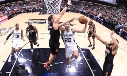L'arrière des San Antonio Spurs Manu Ginobili, monte au panier devant l'ailier fort des Houston Rockets Ryan Anderson, lors du match 5 de la demi-finale de conférence ouest, à San Antonio, le 9 mai 2017