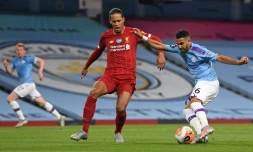L'attaquant algérien de Manchester City Riyad Mahrez (d) tire et marque devant le défenseur néerlandais de Liverpool Virgil van Dijk, mais le but sera annulé par la VAR, le 2 juillet 2020 à Manchester