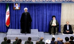 Photo diffusĂ©e par le bureau du guide suprĂȘme iranien montrant l'ayatollah Ali Khamenei Ă©coutant un discours du prĂ©sident Hassan Rohani, le 14 mai 2019 Ă TĂ©hĂ©ran