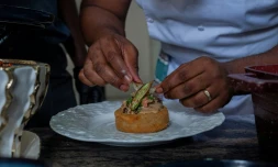 Le chef congolais Archi Dimosi dresse l'une de ses spécialités, le 17 mai 2026 à Kinshasa, en RDC