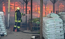 Un pompier ukrainien éteint un incendie dans un hypermarché aprÚs une frappe russe à Kharkiv, le 25 mai 2024