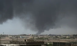 De la fumée au-dessus de Port-Soudan après une attaque de drone, le 6 mai 2025 au Soudan
